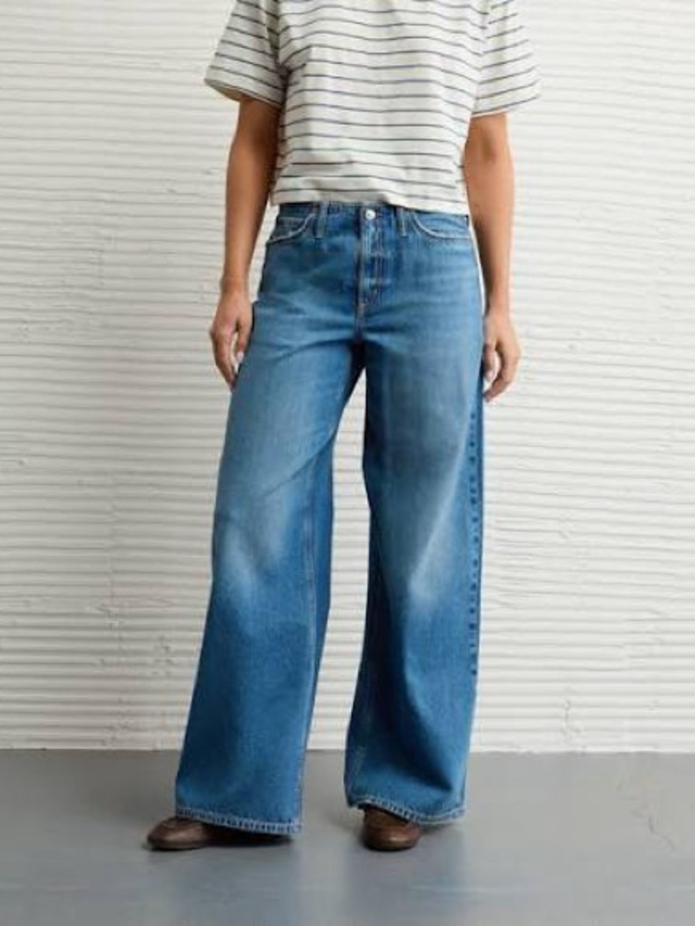 AE Dreamy Drape Strigid Low-Rise Ultra Wide-Leg Jean — Medium Tinted Indigo